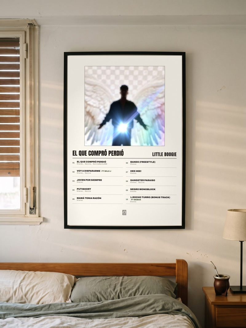 Póster de EL QUE COMPRÓ PERDIÓ de Little Boogie enmarcado en una pared, en un ambiente real