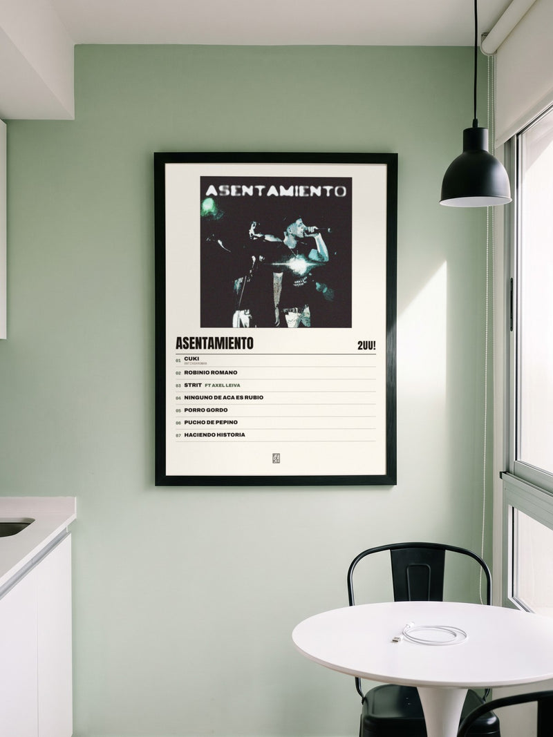 Póster de Asentamiento de 2UU! enmarcado en una pared, en un ambiente real