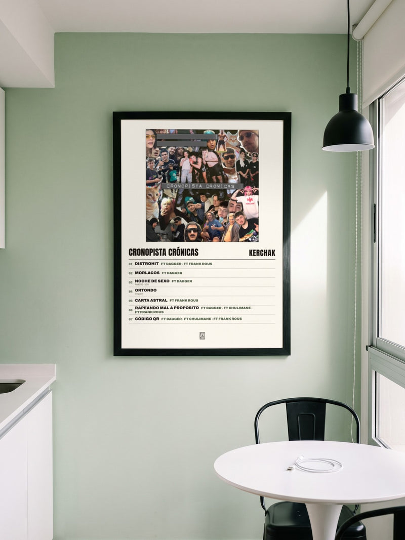 Póster de Cronopista Crónicas de KERCHAK enmarcado en una pared, en un ambiente real