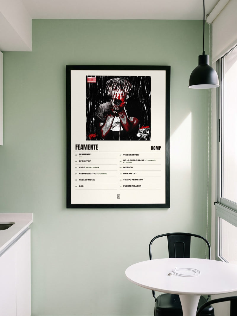 Póster de Feamente de Komp enmarcado en una pared, en un ambiente real