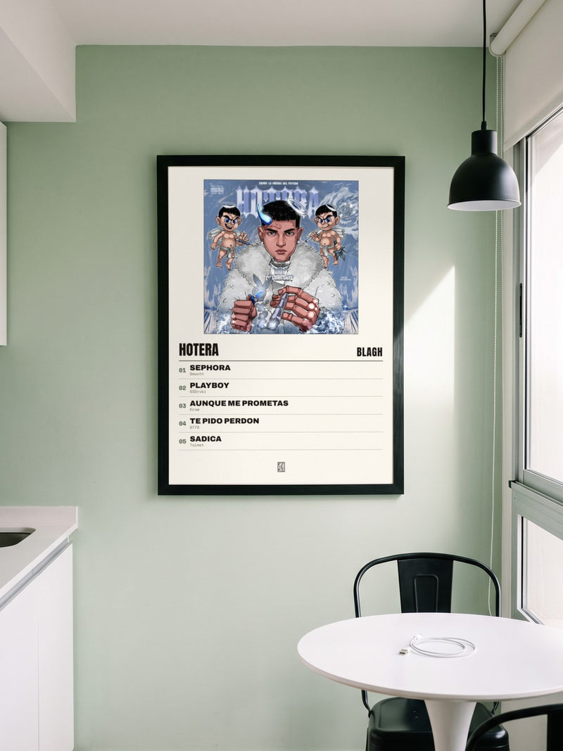 Póster de HOTERA de Blagh enmarcado en una pared, en un ambiente real