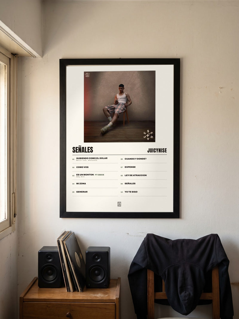 Póster de Señales de JuicyNise enmarcado en una pared, en un ambiente real