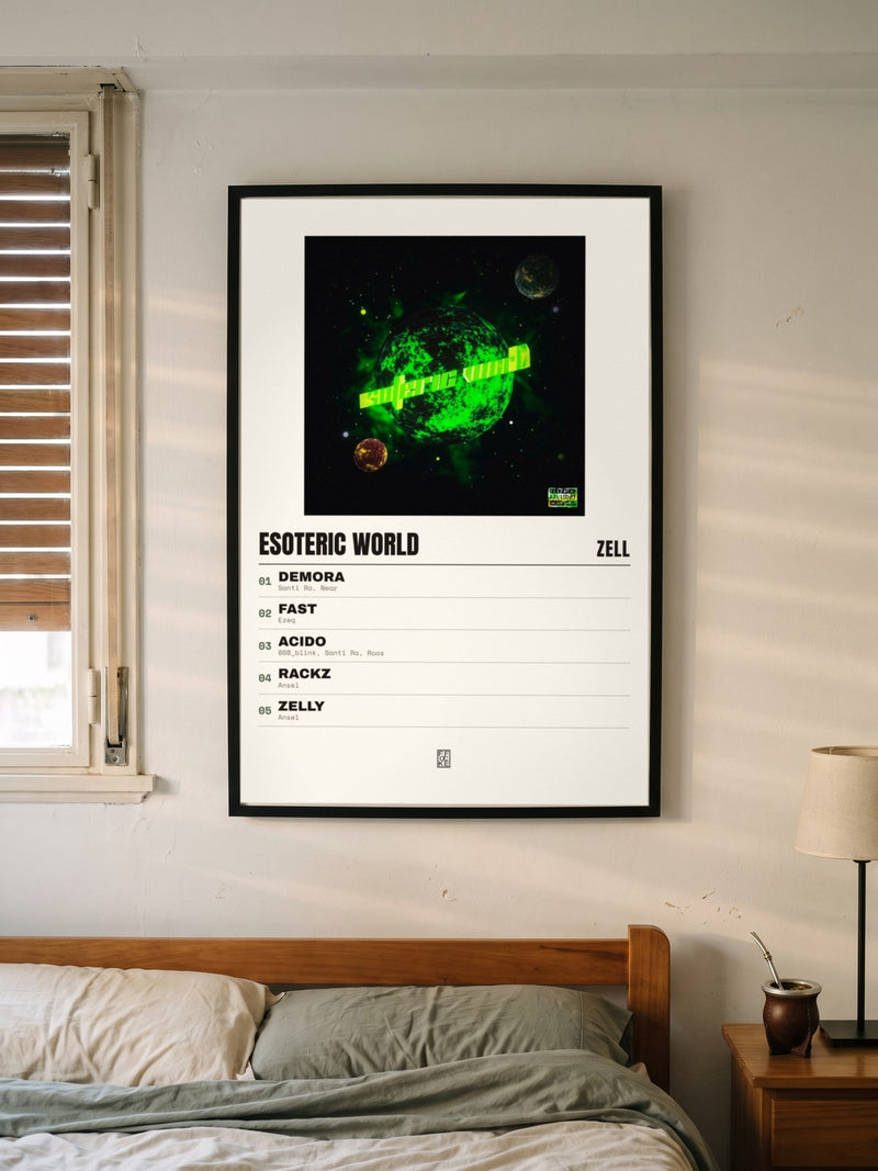 Póster de Esoteric World de Zell enmarcado en una pared, en un ambiente real
