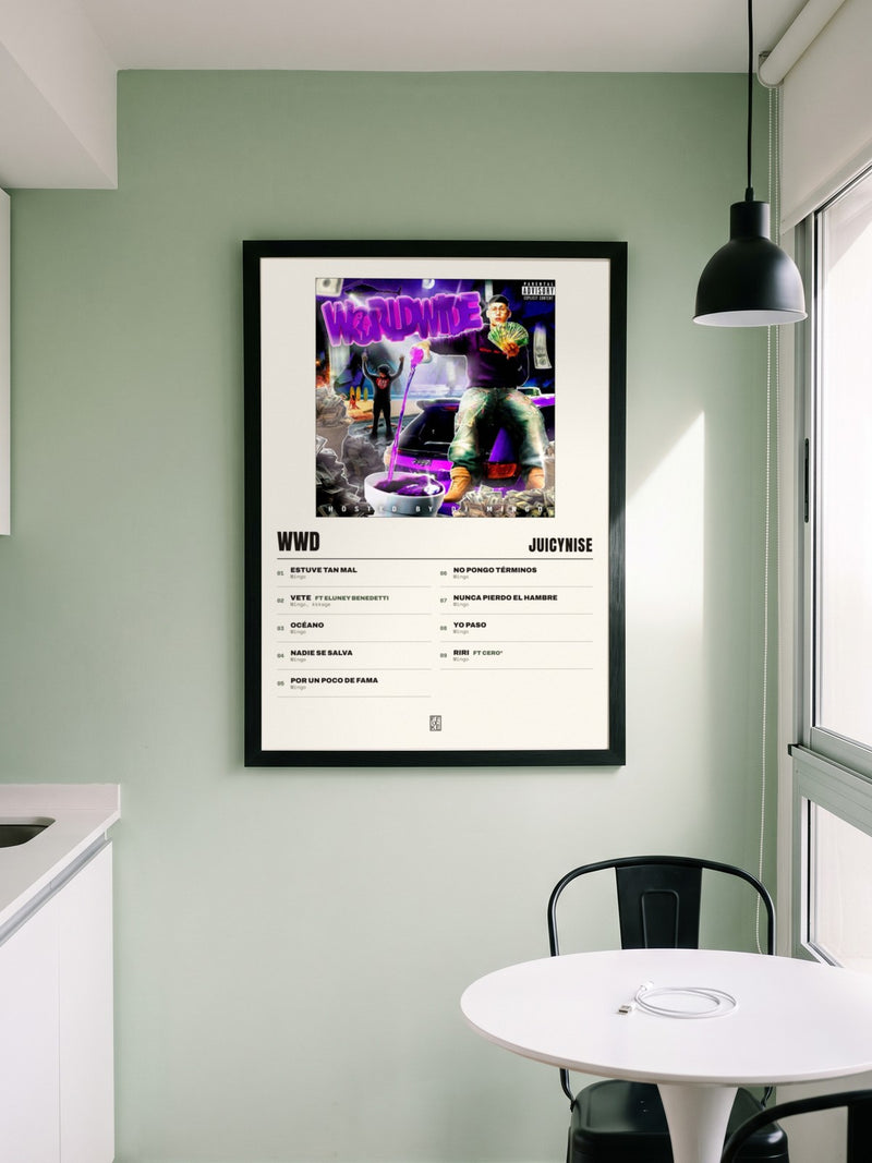 Póster de WWD de JuicyNise enmarcado en una pared, en un ambiente real