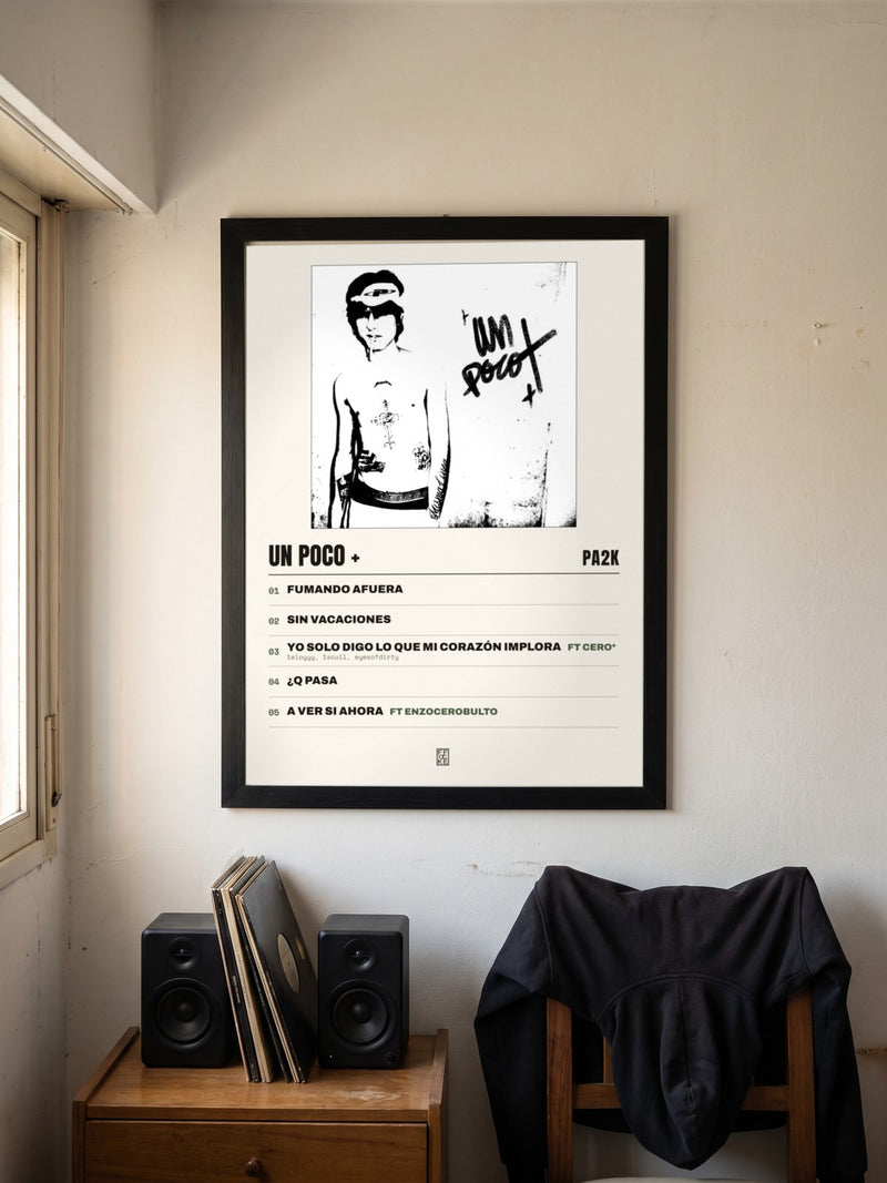 Póster de un poco + de Pa2k enmarcado en una pared, en un ambiente real