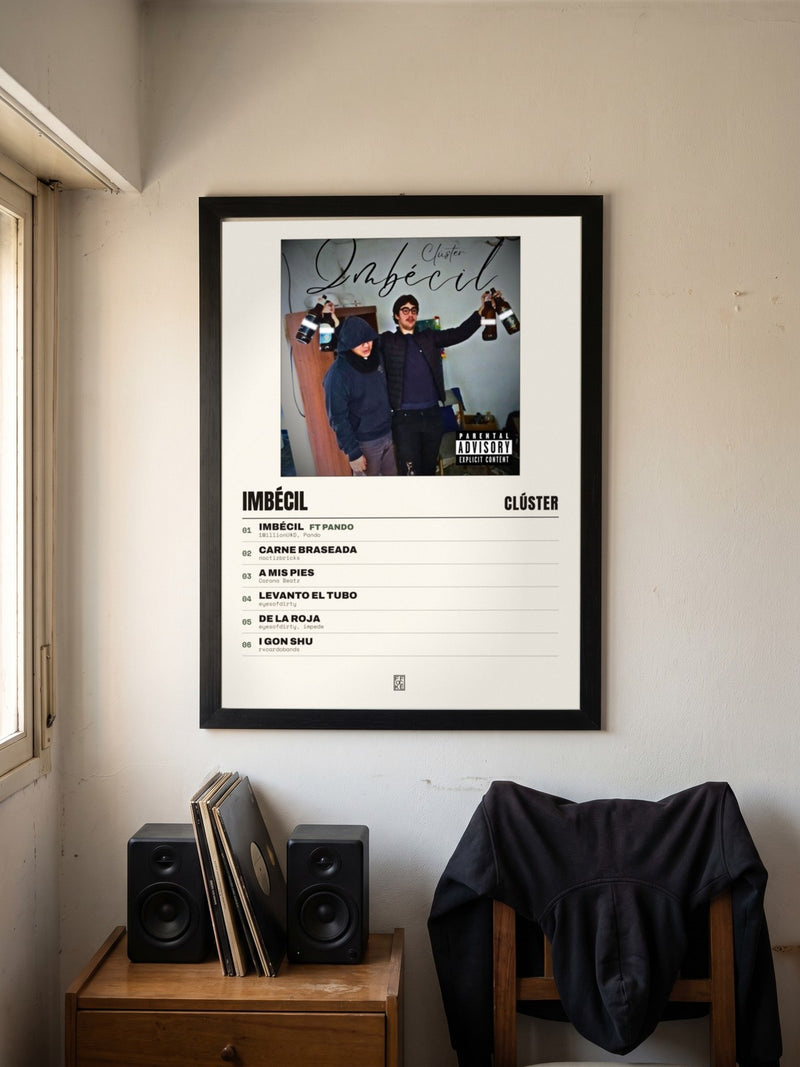 Póster de Imbécil de Clúster enmarcado en una pared, en un ambiente real