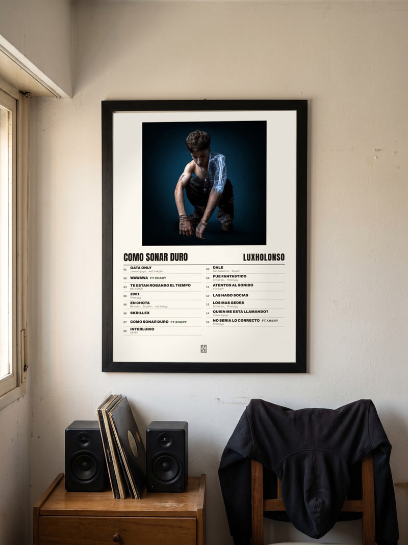 Póster de Como Sonar Duro de luxholonso enmarcado en una pared, en un ambiente real