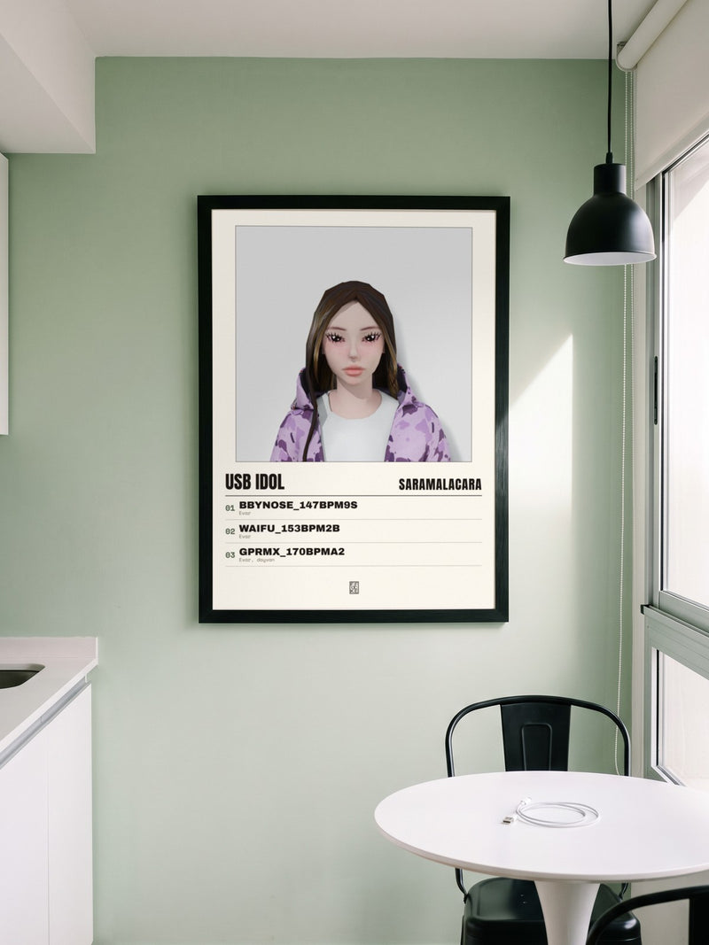 Póster de USB IDOL de Saramalacara enmarcado en una pared, en un ambiente real