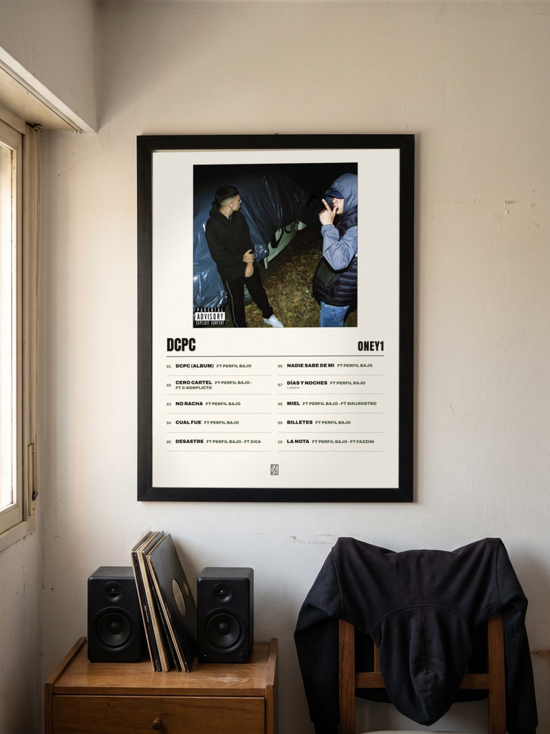 Póster de Dcpc de Oney1 enmarcado en una pared, en un ambiente real