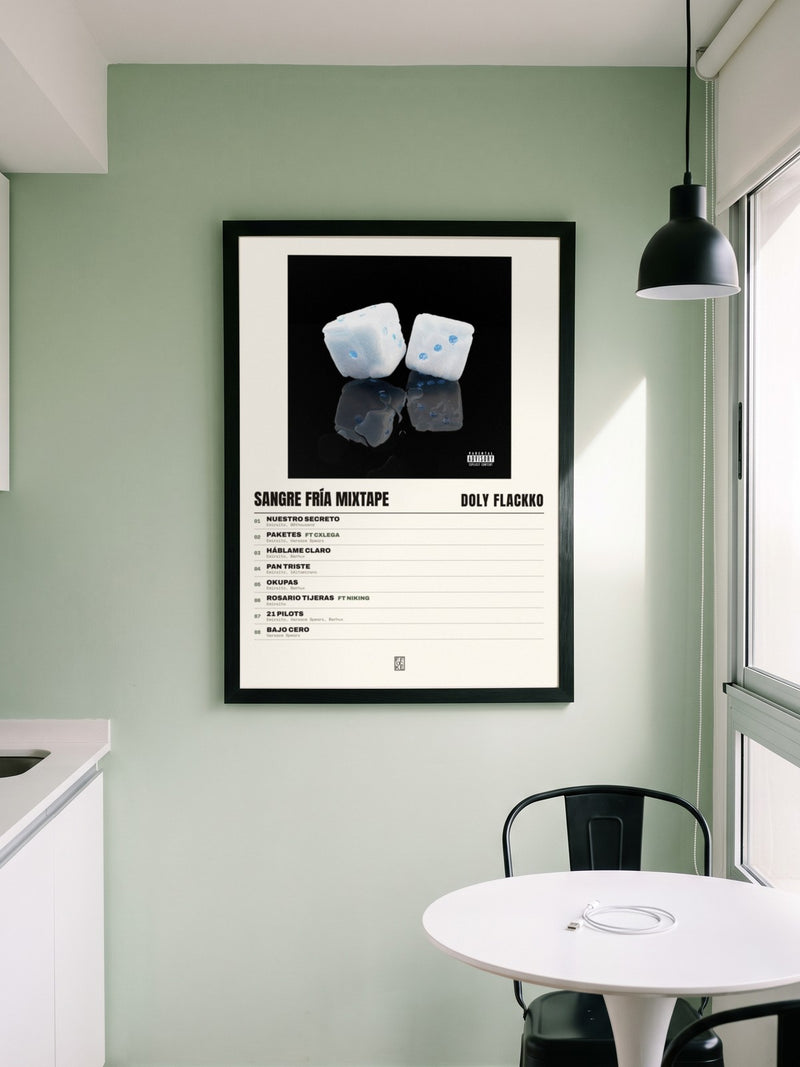 Póster de Sangre Fría Mixtape de Doly Flackko enmarcado en una pared, en un ambiente real