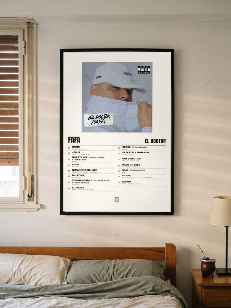 Póster de FAFA de El Doctor enmarcado en una pared, en un ambiente real