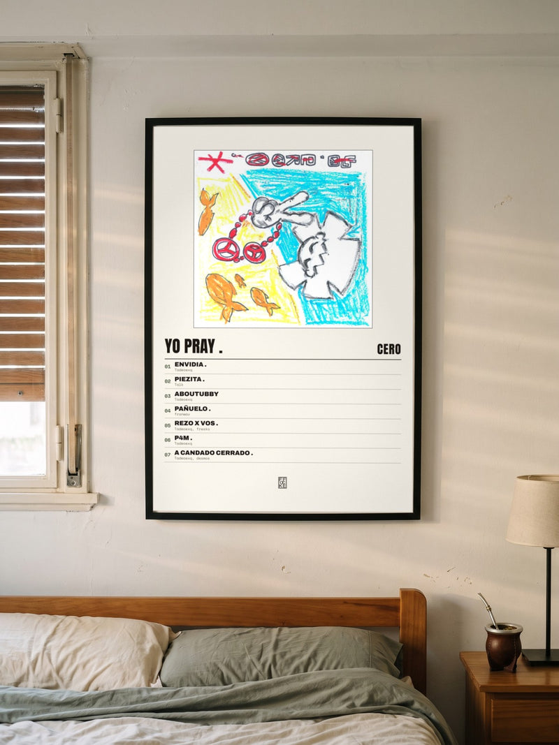 Póster de yo pray . de cero* enmarcado en una pared, en un ambiente real