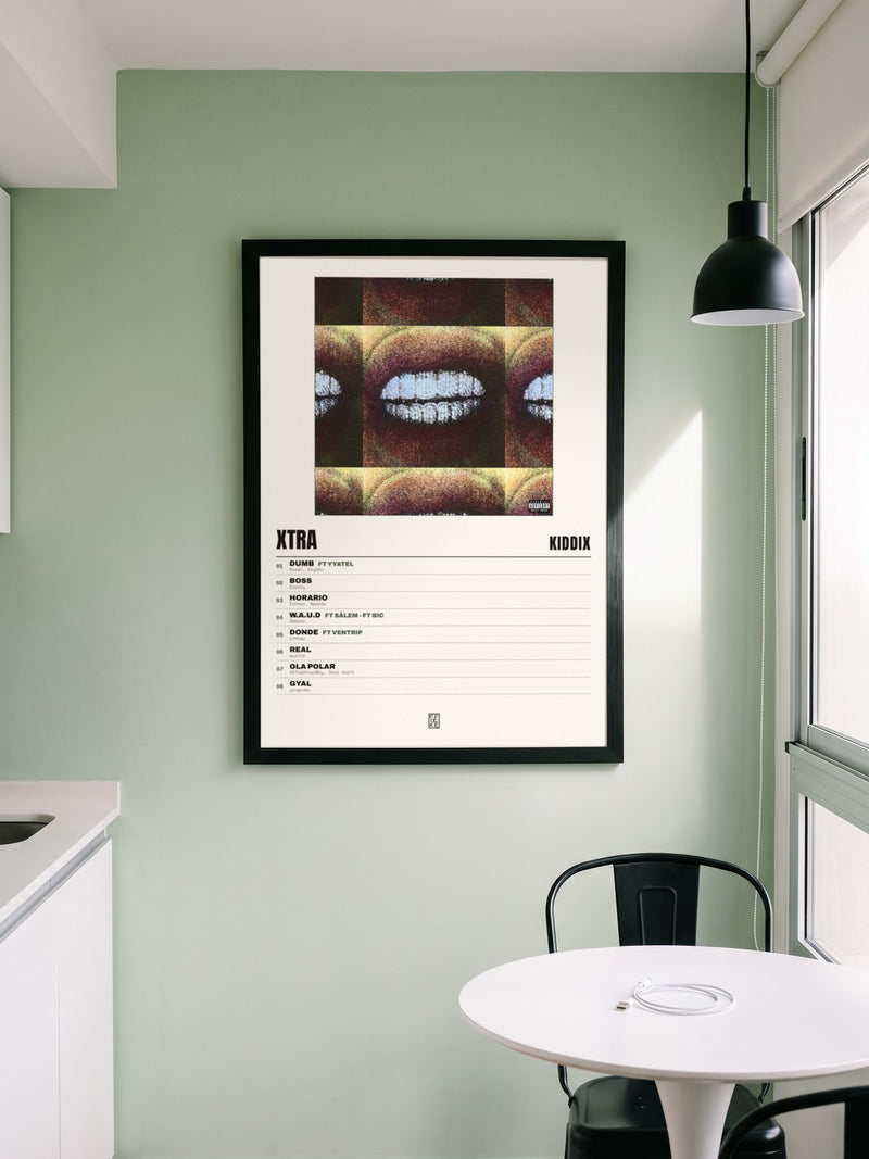 Póster de Xtra de KiddiX enmarcado en una pared, en un ambiente real