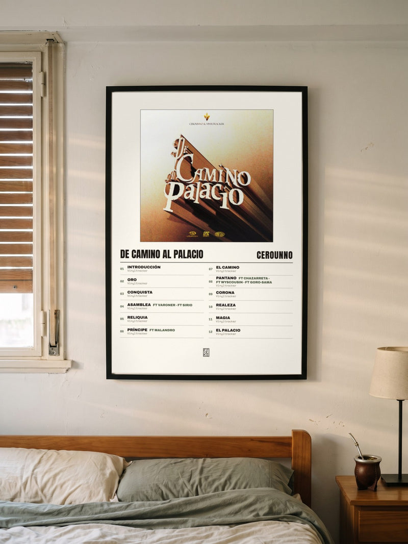 Póster de De Camino Al Palacio de Cerounno enmarcado en una pared, en un ambiente real