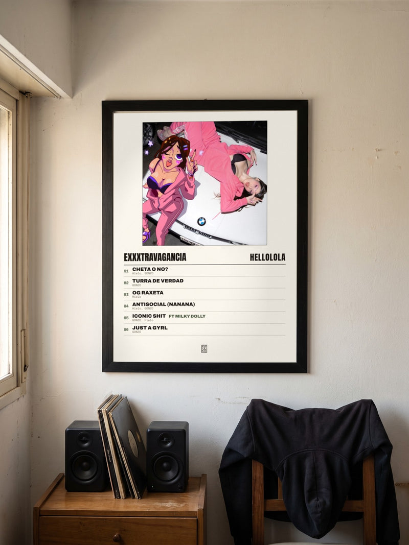 Póster de Exxxtravagancia de HELLOLOLA enmarcado en una pared, en un ambiente real