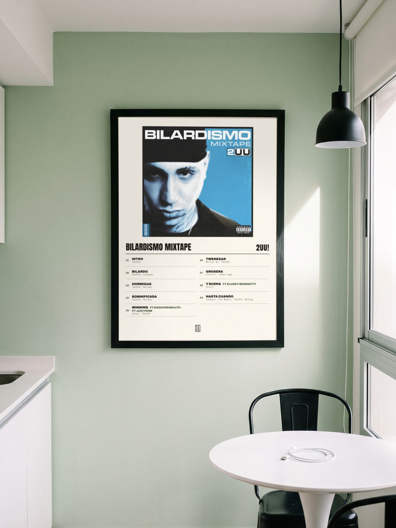 Póster de Bilardismo Mixtape de 2UU! enmarcado en una pared, en un ambiente real