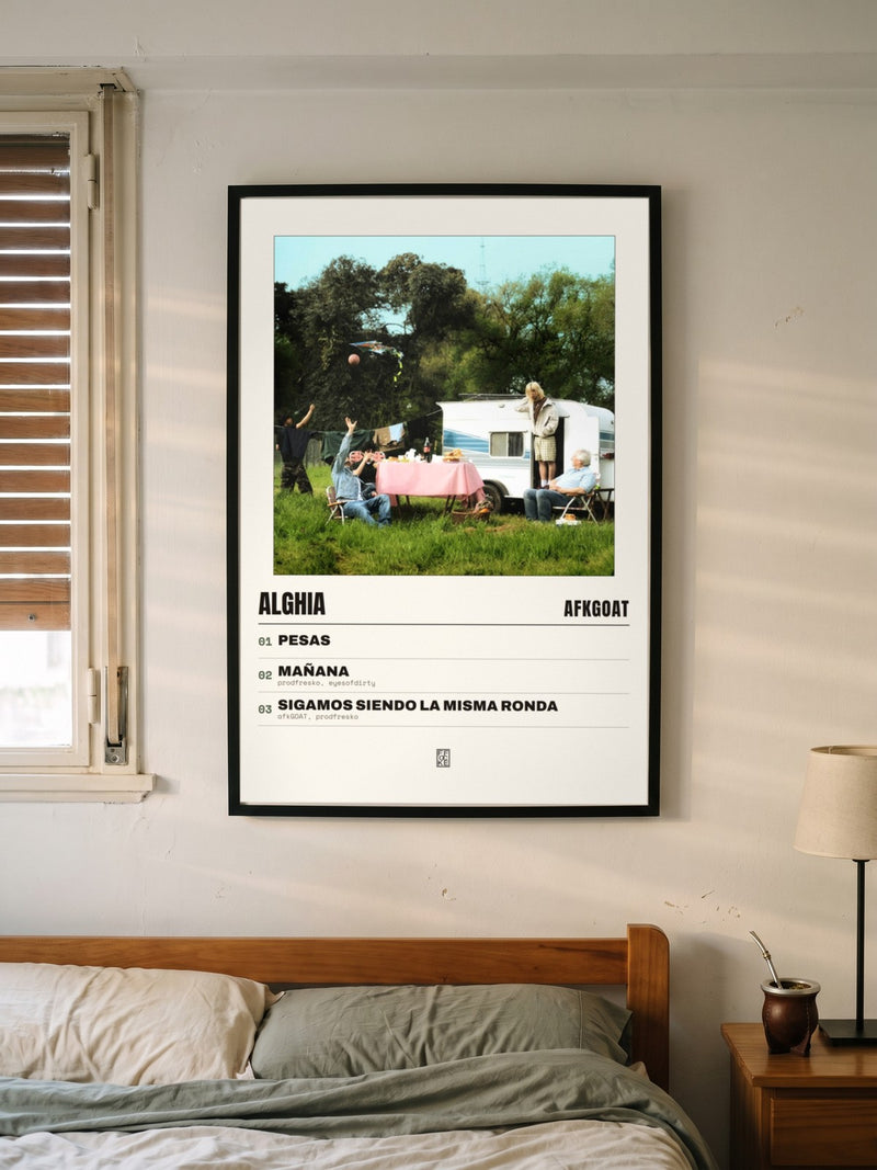Póster de alghia de afkGOAT enmarcado en una pared, en un ambiente real