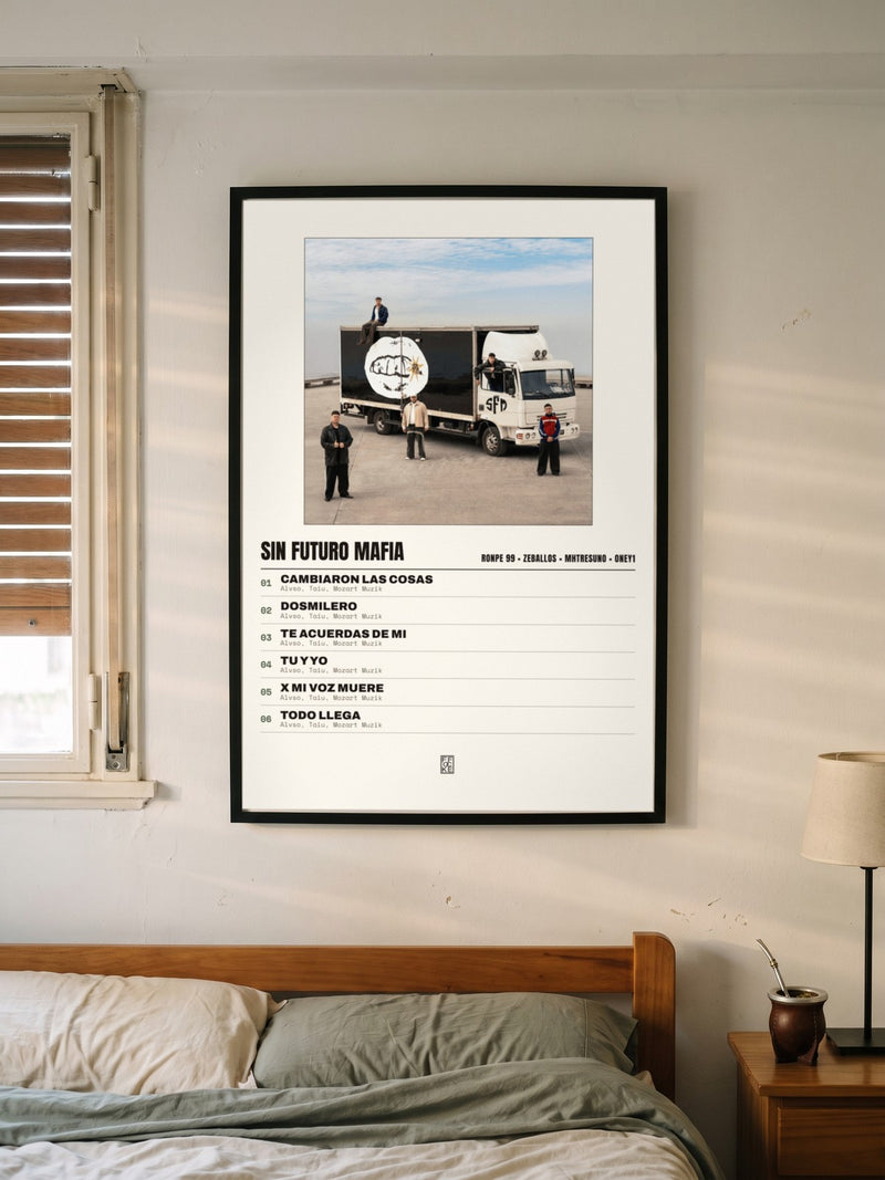 Póster de Sin Futuro Mafia de Ronpe 99 × Zeballos × mhtresuno × Oney1 enmarcado en una pared, en un ambiente real