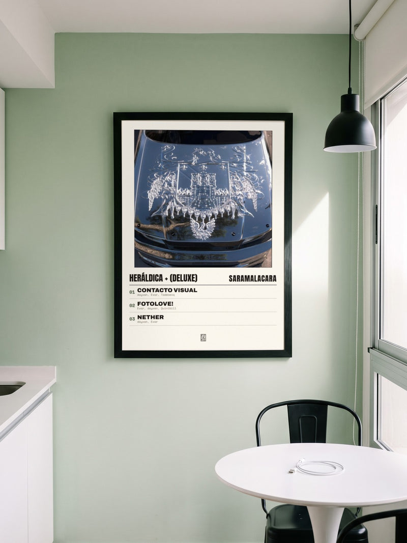 Póster de Heráldica + (Deluxe) de Saramalacara enmarcado en una pared, en un ambiente real