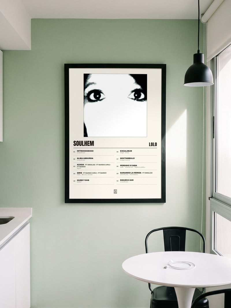 Póster de SOULHEM de LoLo enmarcado en una pared, en un ambiente real