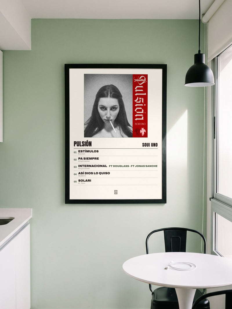 Póster de PULSIÓN de Soui Uno enmarcado en una pared, en un ambiente real