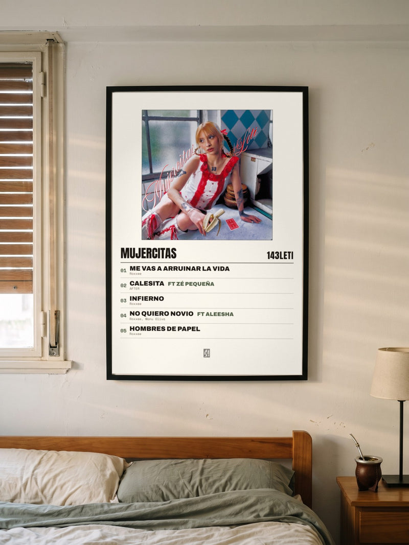 Póster de Mujercitas de 143LETI enmarcado en una pared, en un ambiente real