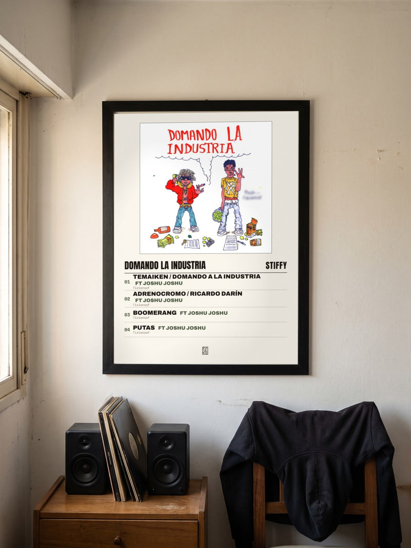 Póster de Domando la Industria de Stiffy enmarcado en una pared, en un ambiente real