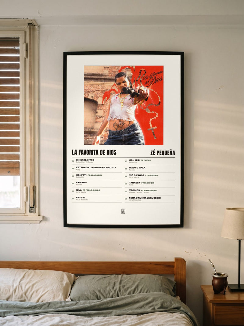 Póster de La Favorita de Dios de Zé Pequeña enmarcado en una pared, en un ambiente real