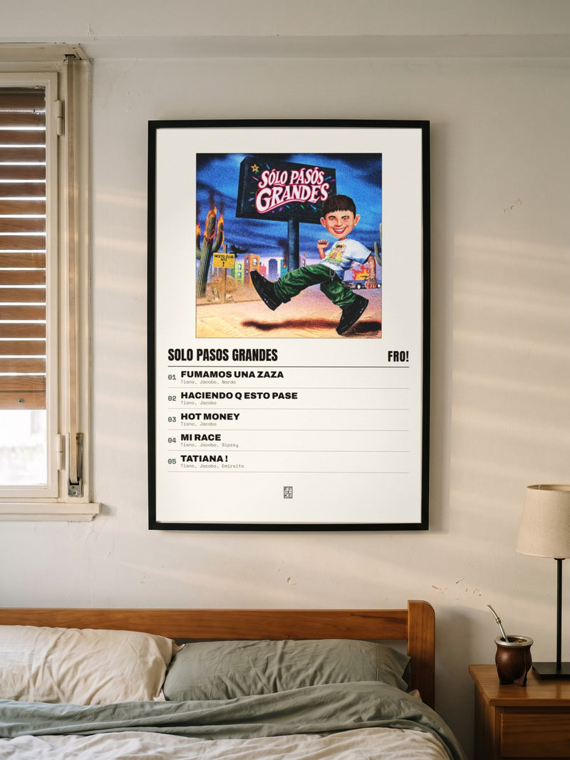 Póster de solo pasos GRANDES de FRO! enmarcado en una pared, en un ambiente real