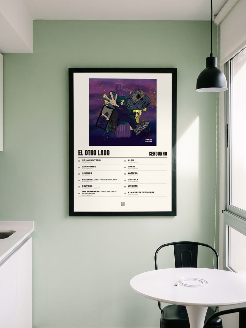 Póster de El otro lado de Cerounno enmarcado en una pared, en un ambiente real