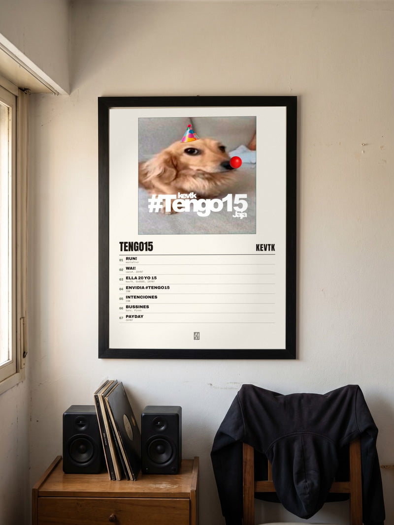 Póster de Tengo15 de KevTK enmarcado en una pared, en un ambiente real