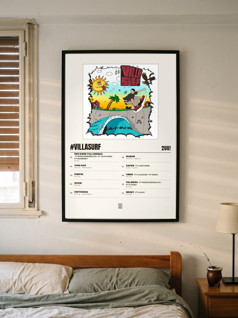 Póster de #VILLASURF de 2UU! enmarcado en una pared, en un ambiente real