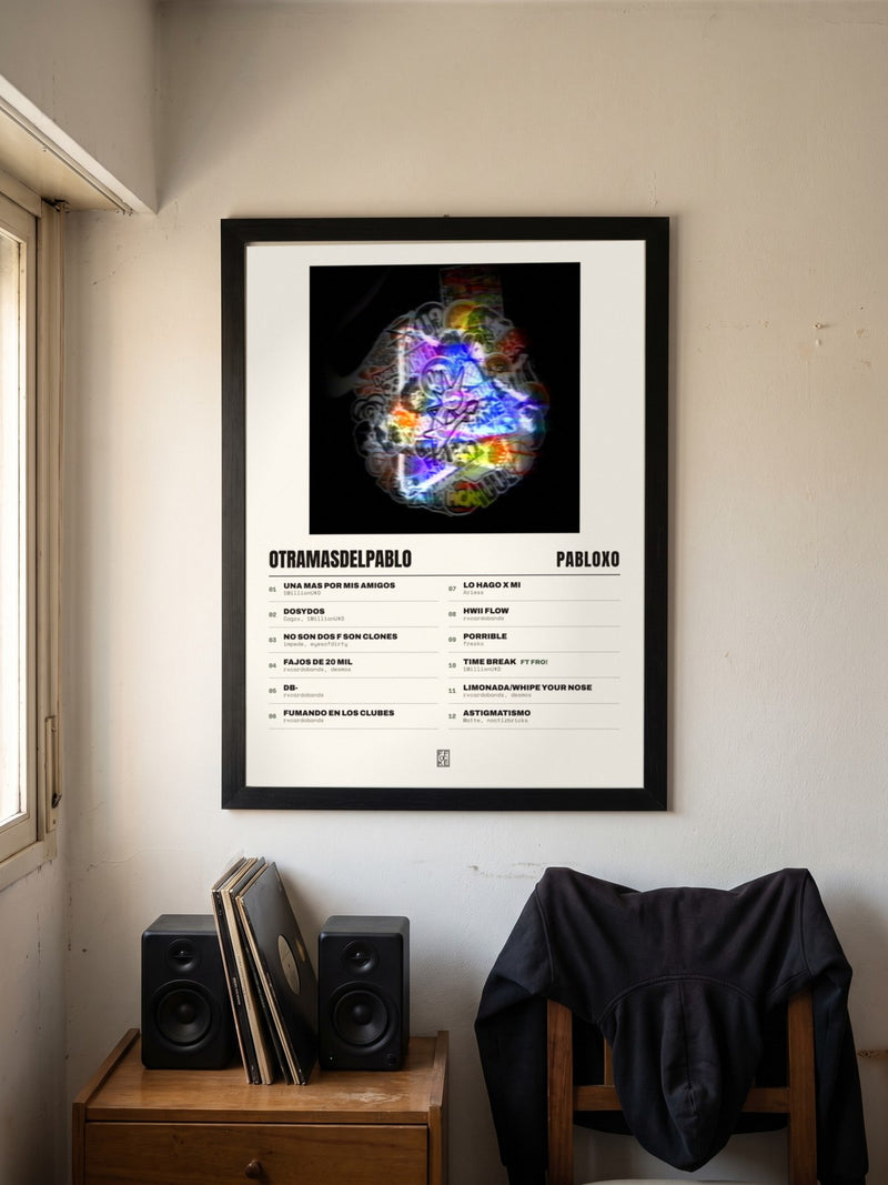 Póster de otramasdelpablo de pabloxo enmarcado en una pared, en un ambiente real