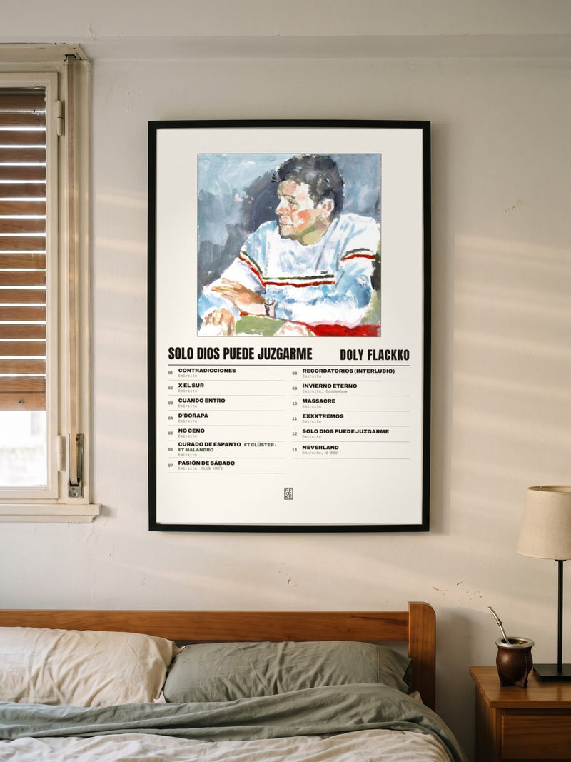 Póster de Solo Dios Puede Juzgarme de Doly Flackko enmarcado en una pared, en un ambiente real