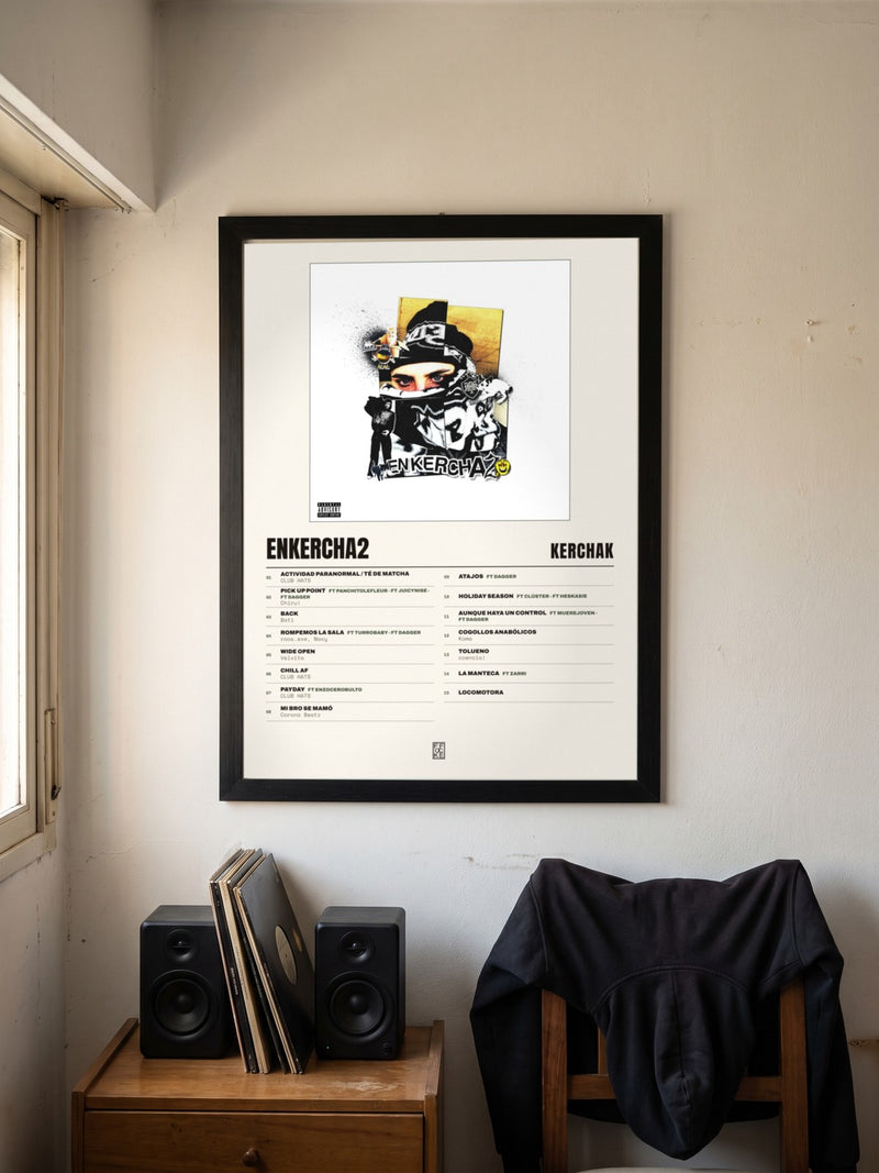 Póster de Enkercha2 de KERCHAK enmarcado en una pared, en un ambiente real
