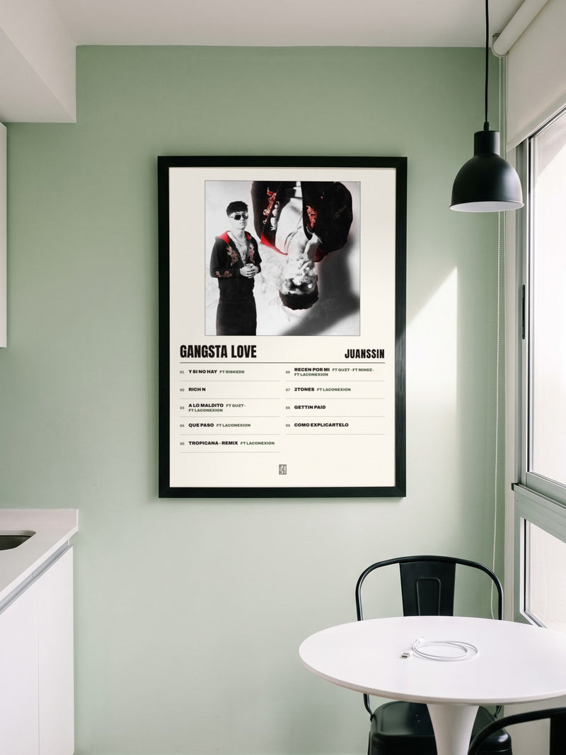 Póster de GANGSTA LOVE de juanssin enmarcado en una pared, en un ambiente real