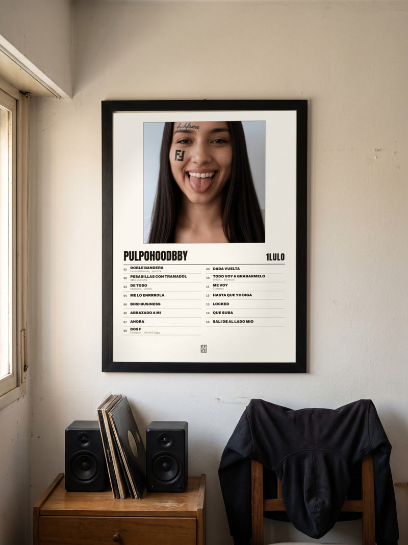 Póster de PULPOHOODBBY de 1lulo enmarcado en una pared, en un ambiente real