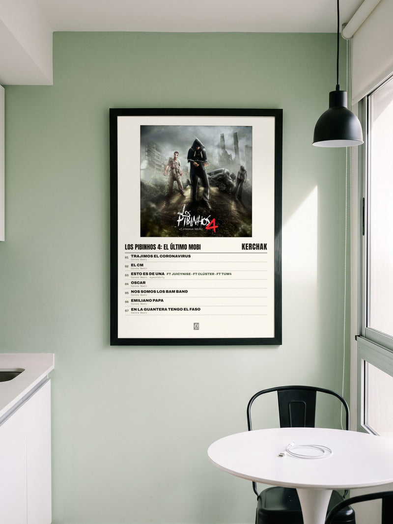 Póster de Los Pibinhos 4: El Último Mobi de KERCHAK enmarcado en una pared, en un ambiente real