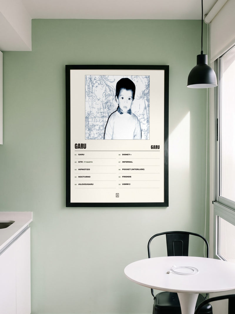 Póster de GARU de 6aru enmarcado en una pared, en un ambiente real