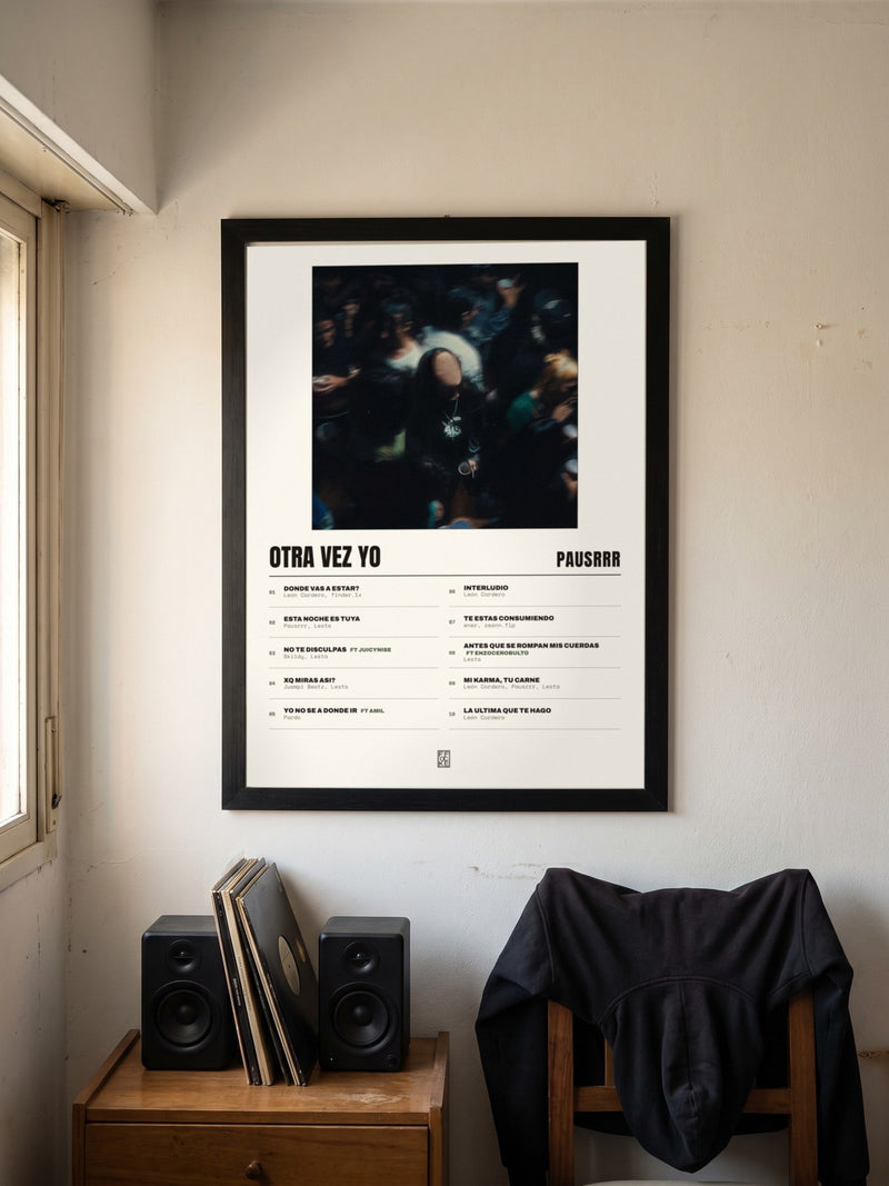 Póster de OTRA VEZ YO de Pausrrr enmarcado en una pared, en un ambiente real