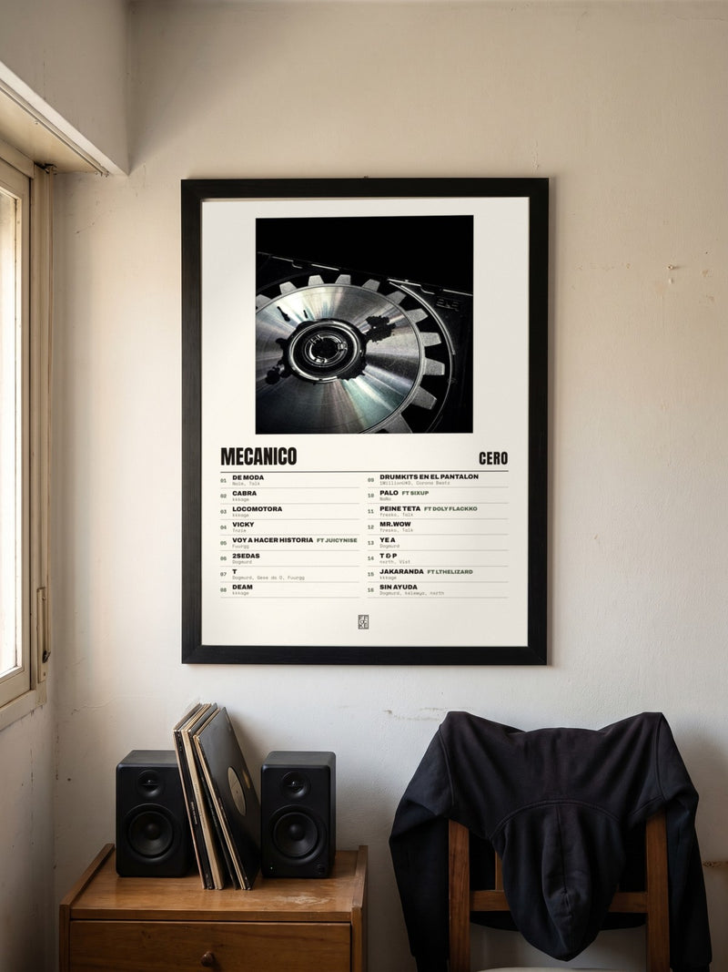 Póster de Mecanico de cero* enmarcado en una pared, en un ambiente real