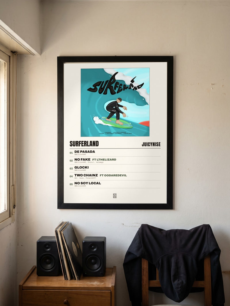 Póster de Surferland de JuicyNise enmarcado en una pared, en un ambiente real