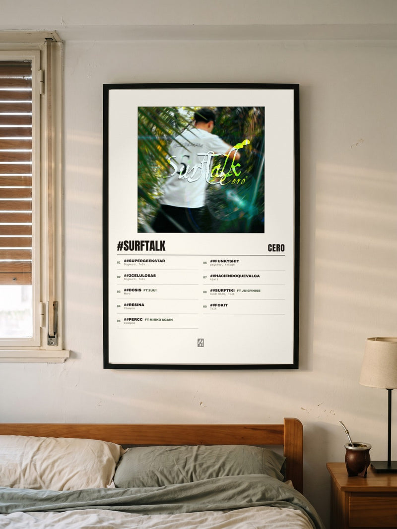 Póster de #SurfTalk de cero* enmarcado en una pared, en un ambiente real