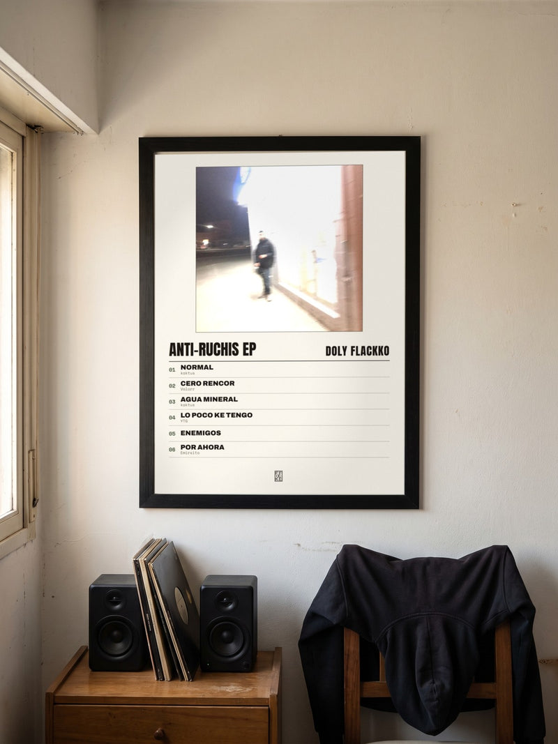 Póster de Anti-Ruchis Ep de Doly Flackko enmarcado en una pared, en un ambiente real