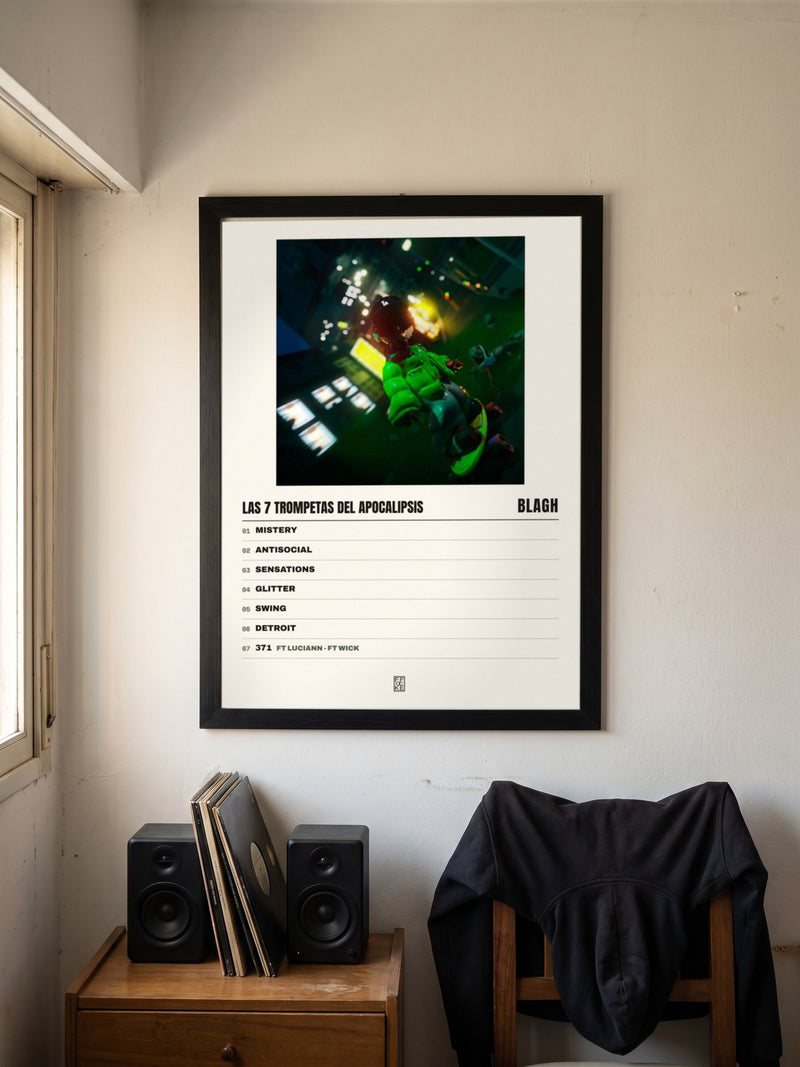 Póster de Las 7 Trompetas del Apocalipsis de Blagh enmarcado en una pared, en un ambiente real