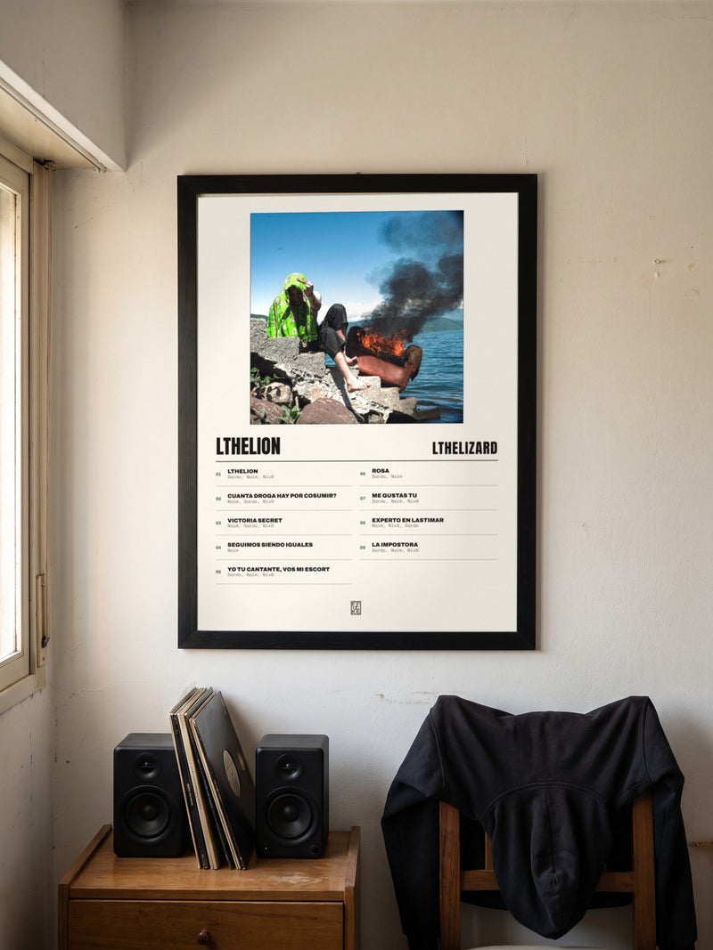 Póster de LtheLion de Lthelizard enmarcado en una pared, en un ambiente real