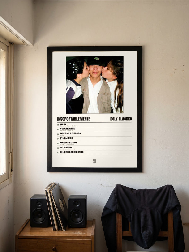 Póster de Insoportablemente de Doly Flackko enmarcado en una pared, en un ambiente real