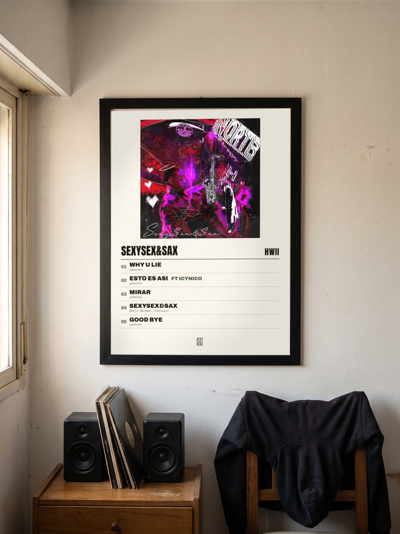 Póster de Sexysex&Sax de Hwii enmarcado en una pared, en un ambiente real
