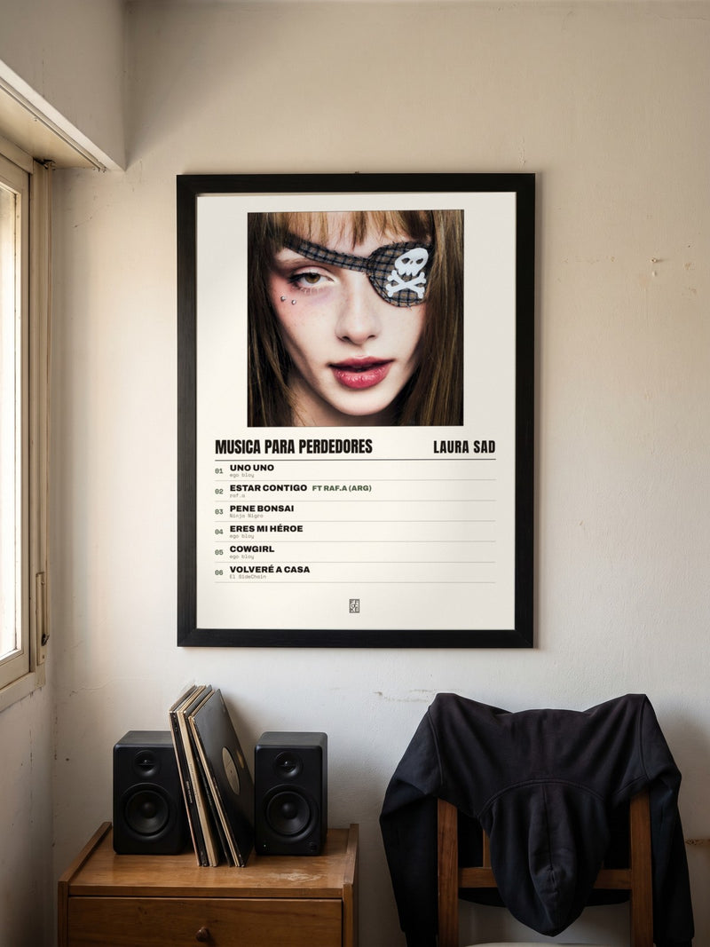 Póster de Musica para Perdedores de Laura Sad enmarcado en una pared, en un ambiente real