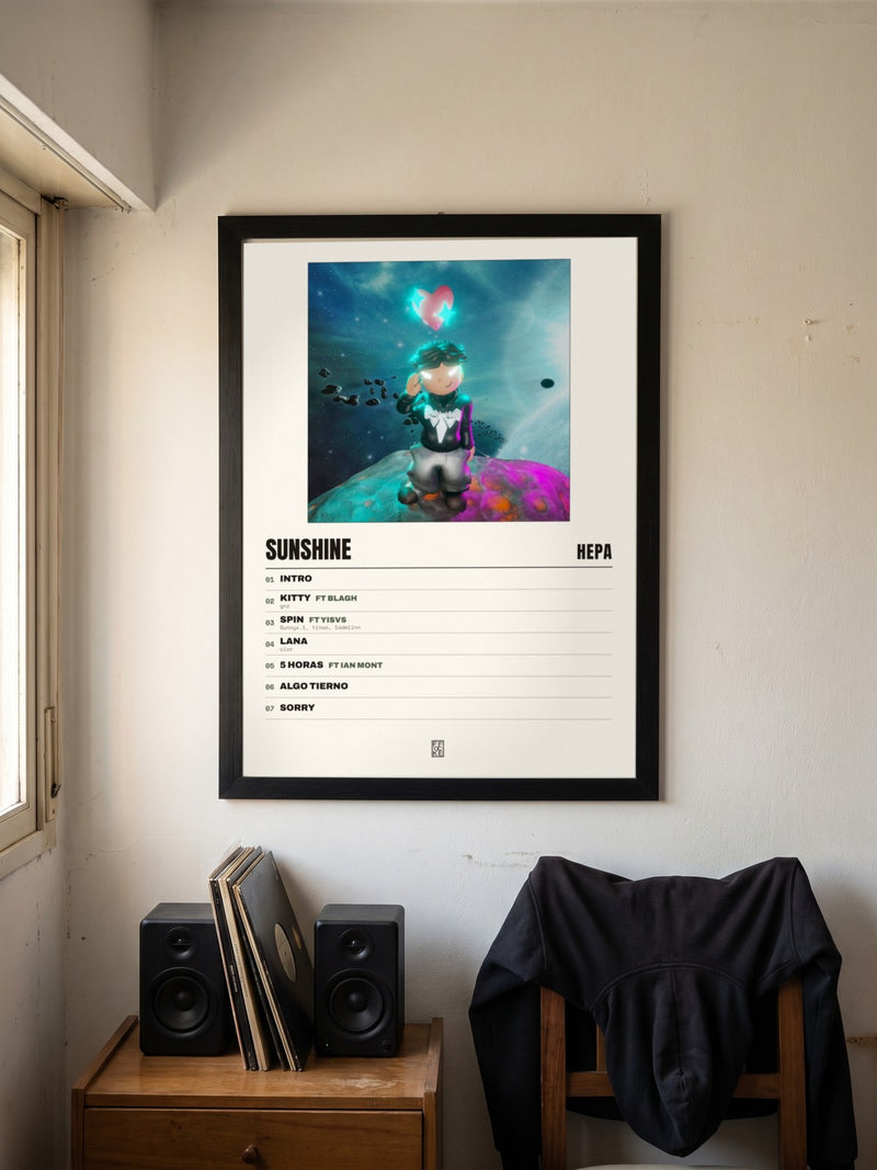 Póster de Sunshine de Hepa enmarcado en una pared, en un ambiente real